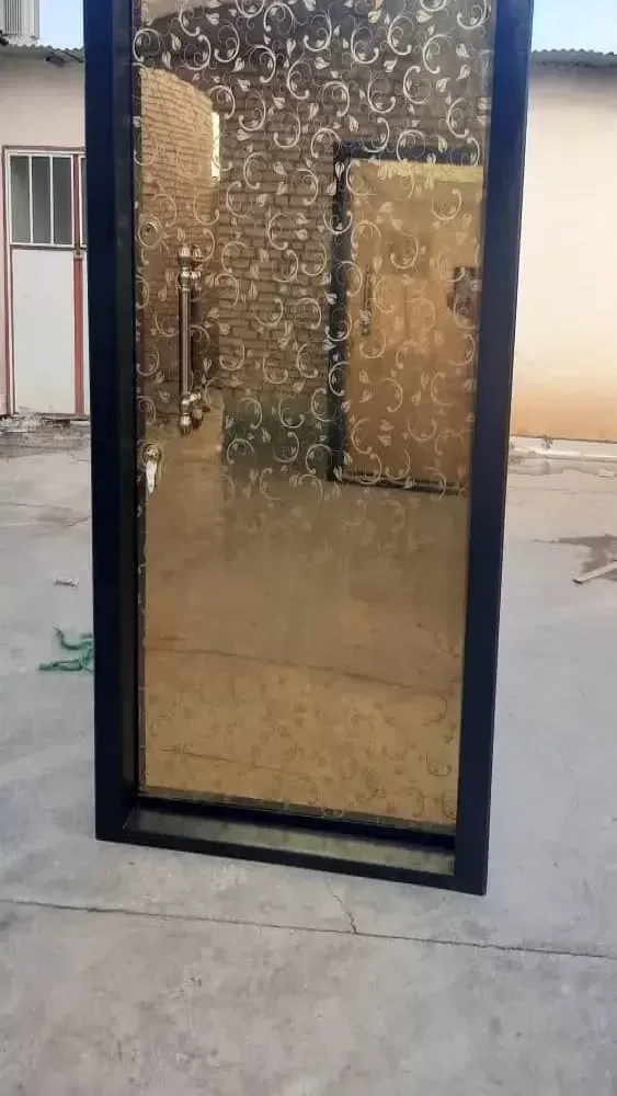 خرید درب ضد سرقت استیل طلایی طرح پیچکی | قاب مشکی لوکس — FanoosDesign