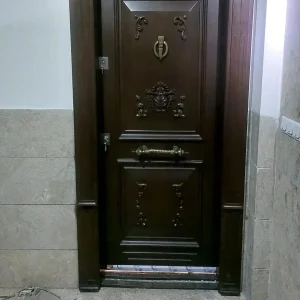 درب چوبی کلاسیک منبت‌کاری شده با دستگیره و کوبه برنجی