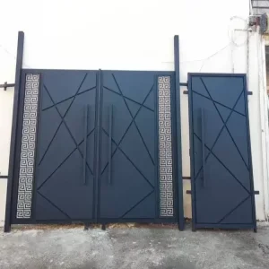درب فلزی مدرن حیاط با طرح هندسی و پانل‌های استیل - کد 30180