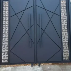 درب فلزی مدرن حیاط با طرح هندسی و پانل‌های استیل - کد 30180